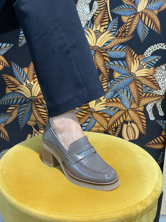 Mocassins vernis taupe